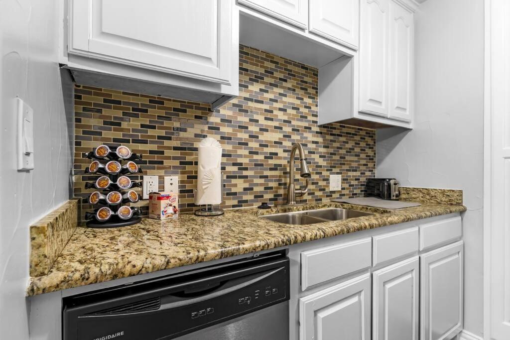 Family Friendly 2Bdrm-Walk To At&T/Cowboys Stadium Арлингтон Экстерьер фото